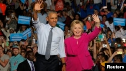 Presiden AS Barack Obama saat tampil dalam kampanye bersama Hillary Clinton di Charlotte, North Carolina, 5 Juli lalu (foto: dok). Obama akan berbicara di sebuah kampanye Clinton di Philadelphia, Selasa (13/9).