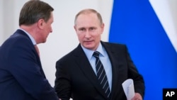 Tổng thống Nga Vladimir Putin và chánh văn phòng Sergei Ivanov (trái) ở Moscow, Nga, 5/4/2016.