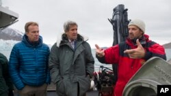 Menteri Luar Negeri John Kerry (tengah) dan Menteri Luar Negeri Norwegia Borge Brende (kiri), mendengarkan Jan-Gunnar Winther, direktur Badan Kutub Norwegia, dalam tur ke Gletser Blomstrand (16/6) di Ny-Alesund, Norwegia. (AP/Evan Vucci) 