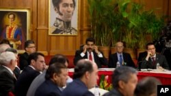 Presiden Venezuela Nicolas Maduro (atas, tengah), dalam pertemuan dengan pihak oposisi di Istana Presiden Miraflores di Caracas (10/4). (AP/Fernando Llano)