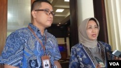 Anggota Ombudsman Ninik Rahayu dan pegawai Ombudsman usai bertemu Menko Polhukam Wiranto di Kemenko Polhukam, Jakarta, Selasa (26/2/2019). (Foto: VOA/Sasmito)