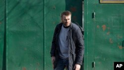 Tokoh oposisi utama Rusia, Alexei Navalny meninggalkan rumah tahanan di Moskow, Rusia (6/3).