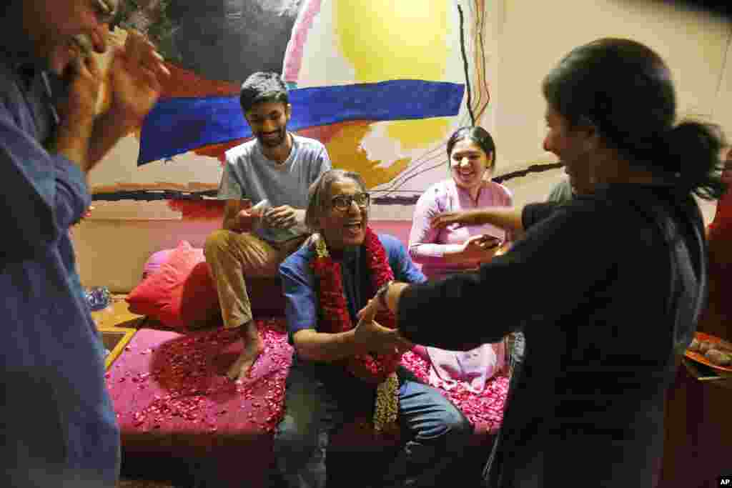 India&#39;s Balkrishna Doshi, center in blue, who won the 2018 Pritzker Architecture Prize, celebrates the announcement with his family members at his home in Ahmadabad. He is the first from India to win architecture&#39;s highest honor in the prize&#39;s 40-year history.