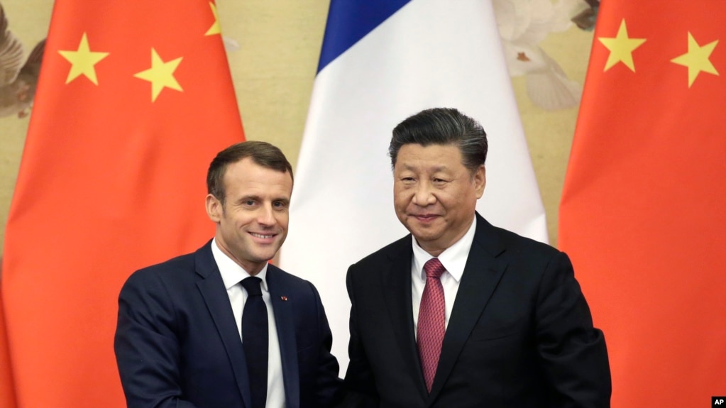资料照：2019年11月6日，中国国家主席习近平和法国总统马克龙在人民大会堂举行联合记者会后握手。(photo:VOA)