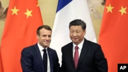 資料照：2019年11月6日，中國國家主席習近平和法國總統馬克龍在人民大會堂舉行聯合記者會後握手。