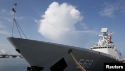중국 호위함 '위린'함이 지난 2015년 제10차 국제 해양 방위 쇼 참가를 위해 싱가포르 창이 해군기지에 정박하고 있다. (자료사진)