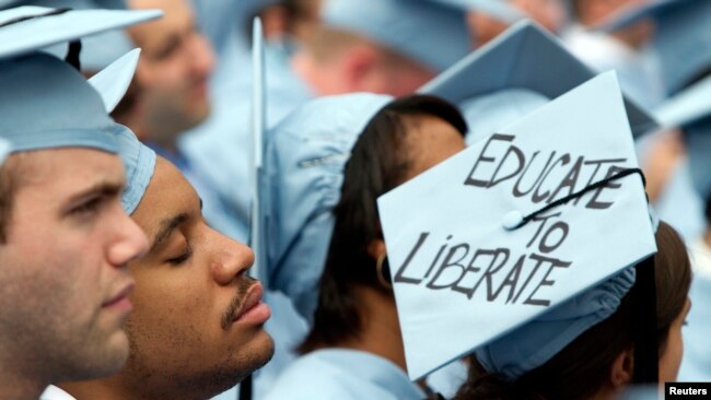 资料照：纽约哥伦比亚大学工程学院的一名毕业生在毕业典礼上打瞌睡。(2012年2月16日)