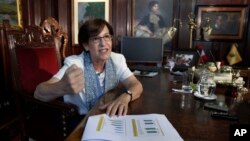 Archivo - Susana Villarán, alcaldesa de Lima, durante una entrevista en su oficina el 7 de febrero de 2013.