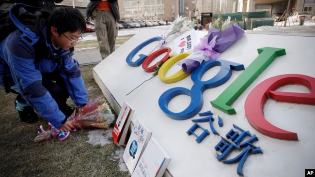 资料照：一名中国年轻人在北京的谷歌总部前献花。（2010年1月15日）