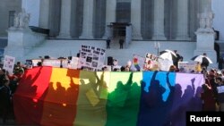Para pendukung pernikahan sejenis membentangkan spanduk pelangi dan berdiri di depan Makhamah Agung Amerika (26/3). Hari ini Mahkamah Agung AS akan mempertimbangkan Undang-Undang Pernikahan, melanjutkan pembicaraan terkait pernikahan sejenis di Amerika yang berlangsung selama dua hari di Washington DC.