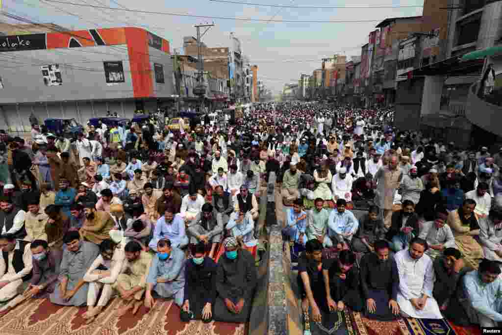 پشاور کی ایک معروف شاہراہ پر لوگ نماز جمعے کی ادائیگی کے لیے جمع ہیں۔