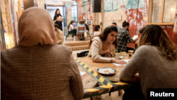 Palestinians chat with Israelis during a language exchange program modelled on speed dating, in Jerusalem, October 27, 2021. Picture taken October 27, 2021. (REUTERS/Ronen Zvulun)