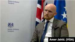 Ambasador Velike Britanije Matthew Field tokom intervjua sa Glasom Amerike