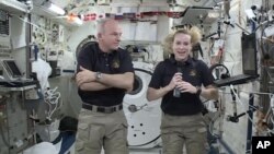 Dua astronot AS yang bertugas di stasiun antariksa internasional atau ISS (foto: dok).
