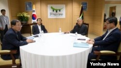 13일 한국 정부서울청사 노사정위 대회의실에서 열린 노사정위원회 4인 대표자회의에 김동만 한국노총 위원장(오른쪽 위부터 시계방향), 이기권 고용노동부 장관, 박병원 한국경영자총협회 회장, 김대환 노사정위원장이 참석해 있다. 