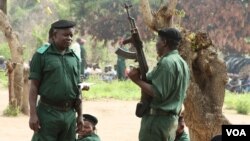Antigos rebeldes da Renamo treinando na Gorongosa em Novembro passado. (J. Jackson/VOA) 
