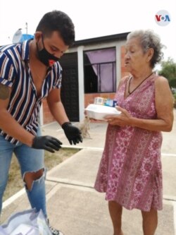 Harold Pico y sus amigos se reunieron para recolectar y repartir 470 mercados en Flandes, Tolima, para ayudar a las familias que no pueden trabajar. Foto: Cortesía Harold Pico.