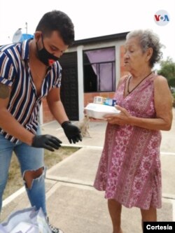 Harold Pico y sus amigos se reunieron para recolectar y repartir 470 mercados en Flandes, Tolima, para ayudar a las familias que no pueden trabajar. Foto: Cortesía Harold Pico.