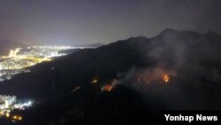 1일 서울 노원구 상계동 수락산에 발생한 대형 산불이 다음날 새벽까지 이어지고 있다. (독자제공)