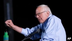 Kandidat Capres AS dari partai Demokrat, Senator Vermont Bernie Sanders, dalam kampanyenya di Tucson, Arizona, 9 Oktober 2015 (Foto: dok). 