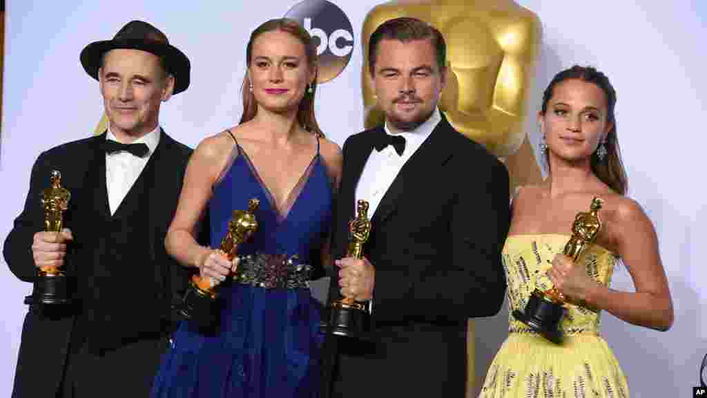 DMark Rylance, Brie Larson, Leonado Dicaprio, et Alicia Vikander posent dans la salle de presse à la cérémonie des Oscars, 28 février 2016.