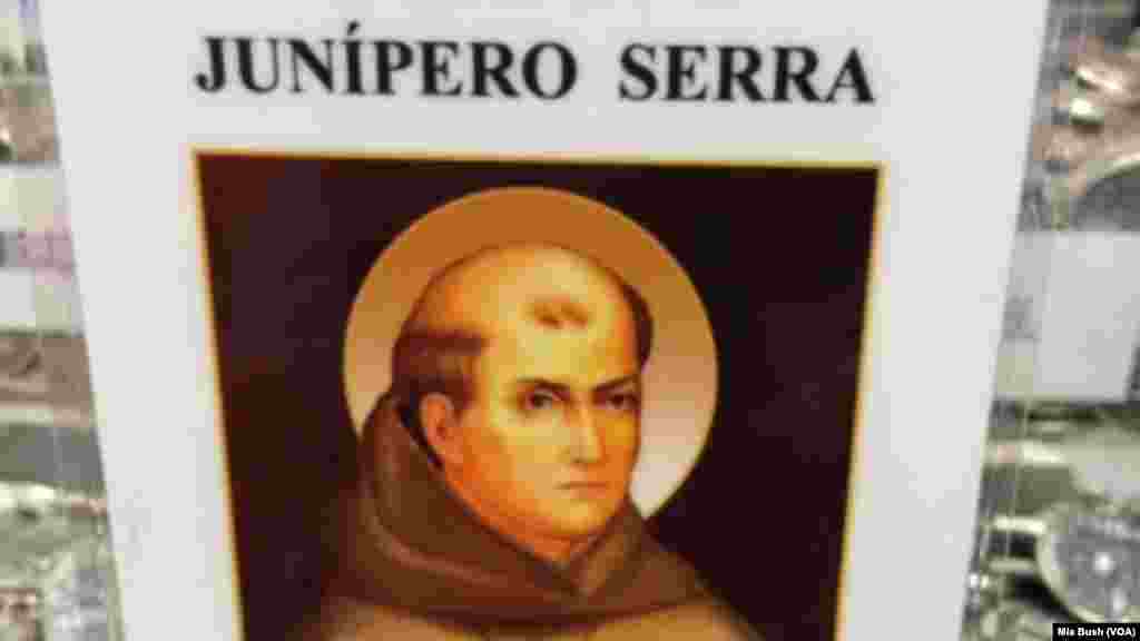 Une affiche montrant&nbsp;Junipero Serra, le moine franciscain que le pape François a canonisé&nbsp;à la Basilique de l&#39;Immaculée Conception de Washington, 23 septembre 2015.