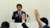 Mantan PM Jepang, Shinzo Abe, dalam konferensi pers di Tokyo, Jepang, 24 Desember 2020.