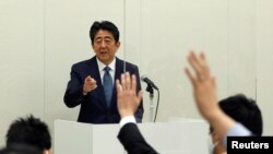 Mantan PM Jepang, Shinzo Abe, dalam konferensi pers di Tokyo, Jepang, 24 Desember 2020.