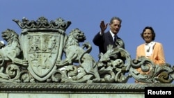 FILE - Former Romanian King Michael waves to supporters beside Queen Anne on the terrace of Elisabeta Palace, a former royal residence in Bucharest, May 18, 2001. Queen Anne has died at age 92.