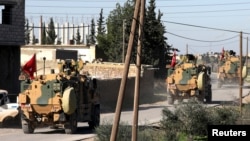 지난달 시리아 북부 만비즈를 지나는 터키군 군용차량.