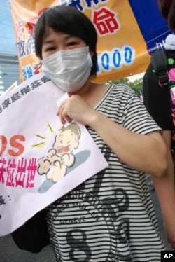 港人大陸懷孕妻子邱女士，參加今年的香港七一大遊行，爭取分娩床位