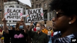 ពលរដ្ឋ​ចូលរួម​ធ្វើបាតុកម្ម​ដែល​ផ្តោត​ទៅ​លើ Black Lives Matter ដែល​មាន​ន័យ​ថា ជីវិត​ពលរដ្ឋ​ស្បែកខ្មៅ​មាន​សារៈសំខាន់ នៅ​ក្នុង​ទីក្រុង Amsterdam ប្រទេស​ហូឡង់​នៅ​ថ្ងៃច័ន្ទ ទី១ ខែមិថុនា ឆ្នាំ ២០២០ ដើម្បី​ធ្វើការ​តវ៉ា​អំពី​ការស្លាប់​របស់​លោក George Floyd។ (AP)