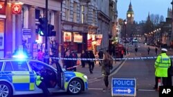 伦敦恐袭后警察封锁议会四周地区