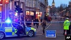 지난 3월 영국 런던의 웨스트민스터 다리에서 차량 돌진 테러가 발생해 6명이 사망하고 50여 명이 부상했다. 당시 경찰이 사건 현장 주변을 통제하고 있다.