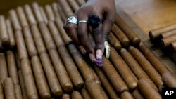 Entre los principales inversionistas en Cuba se encuentran el gigante británico de la industria del tabaco, Imperial Brands, que opera una empresa conjunta con el gobierno cubano para producir habanos de alta demanda mundial.