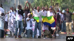 Des manifestants protestent dans les rues de la capitale, Libreville, Gabon, le 1er septembre 2016.