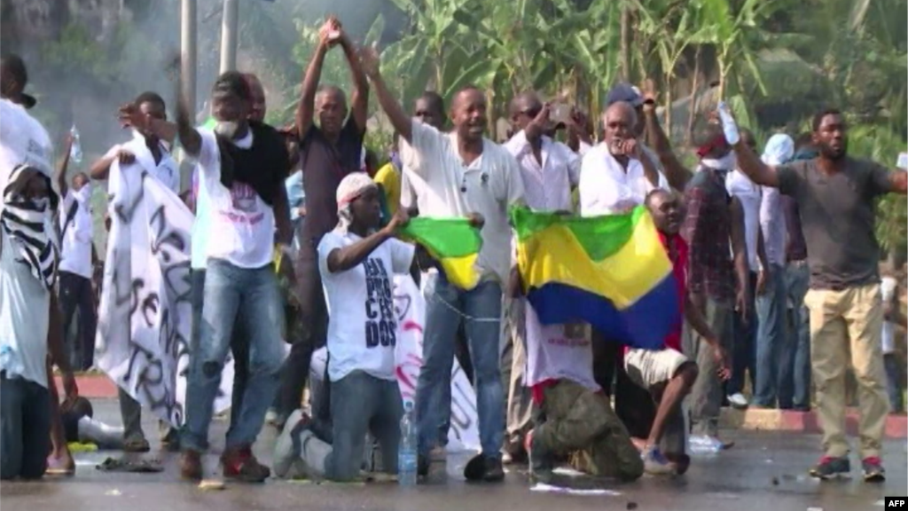 Des manifestants défient les forces de l&rsquo;ordre à Libreville,&nbsp;le 30 août 2016.