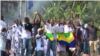 Des manifestants protestent à Libreville, au Gabon.