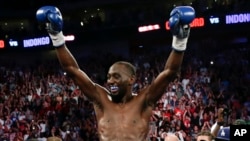 Terence Crawford célèbre sa victoire après le 3e round ) Lincoln, Nebraska, le 19 août 2017. 