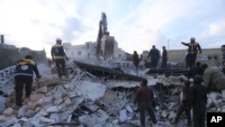 Les services d'urgence recherchent des survivants après des frappes aériennes dans la ville d'Idleb, en Syrie le 15 janvier 2020.