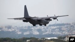 Pesawat multi-misi milik militer AS, MC130, bersiap mendarat di bandara Korps Marinir Jepang Ginowan, Okinawa (Foto: dok). Dua awak pesawat helikopter AS dilaporkan terluka setelah melakukan pendaratan darurat dekat Tokyo, Senin (16/12).