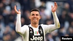 Juventus' Cristiano Ronaldo celebrates victory after the Italian Serie A football match between Juventus v Sampdoria at the Juventus stadium in Turin, Italy, Dec. 29, 2018. 
