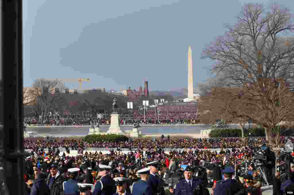 Ratusan ribu orang menyaksikan upacara inaugurasi publik di National Mall, Washington, D.C.