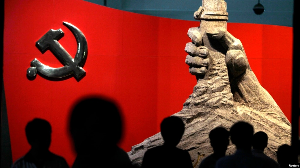 资料照：北京军事博物馆展示的中共党旗与一只握枪的手的雕塑 (路透社 2010年8月13日)(photo:VOA)