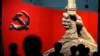 资料照：北京军事博物馆展示的中共党旗与一只握枪的手的雕塑。 