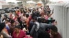 Tražioci azila čekaju na intervju u Tihuani u Meksiku nadomak južne granice kod grada San Dijega