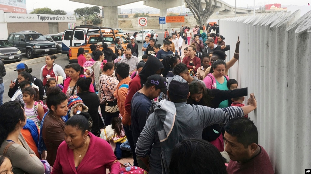 Znalezione obrazy dla zapytania crowd at us mexican border