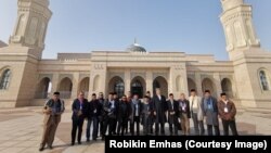 Delegasi Indonesia yang dipimpin Ketua PBNU Robikin Emhas (kelima dari kanan), mengunjungi beberapa lokasi di Xinjiang untuk melihat langsung kondisi warga Muslim-Uighur, Senin, 18 Februari 2019. (Foto: Robikin Emhas/PBNU) 