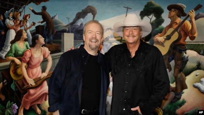 El compositor Don Schlitz, (izquierda) y el cantante y compositor Alan Jackson posan tras anunciarse el miércoles, 5 de abril de 2017, en Nashville, Tennessee, que serán presentados al Salón de la Fama de la Música Country.