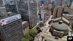 Salah satu jalan di pusat kota Sao Paulo, Brazil, terlihat lengang, 23 Maret 2020.